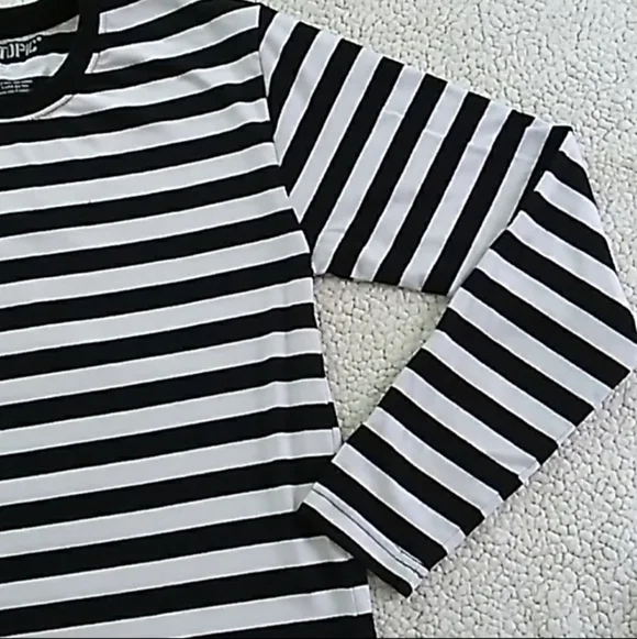 Hot Topic Basic Goth Long Sleeved Tee Black White Striped Women's EUC - Picture 4 of 6